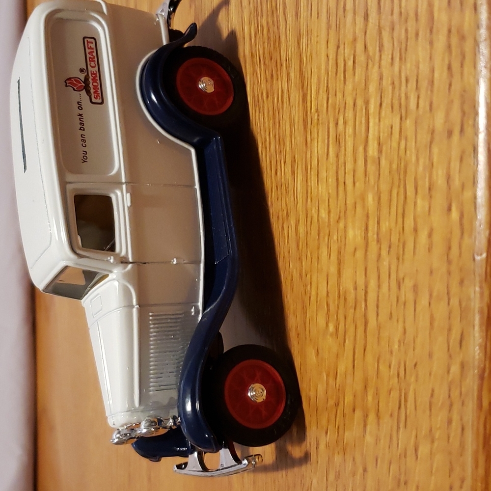 ERTL Replica 1932 Ford Delivery Van Bank